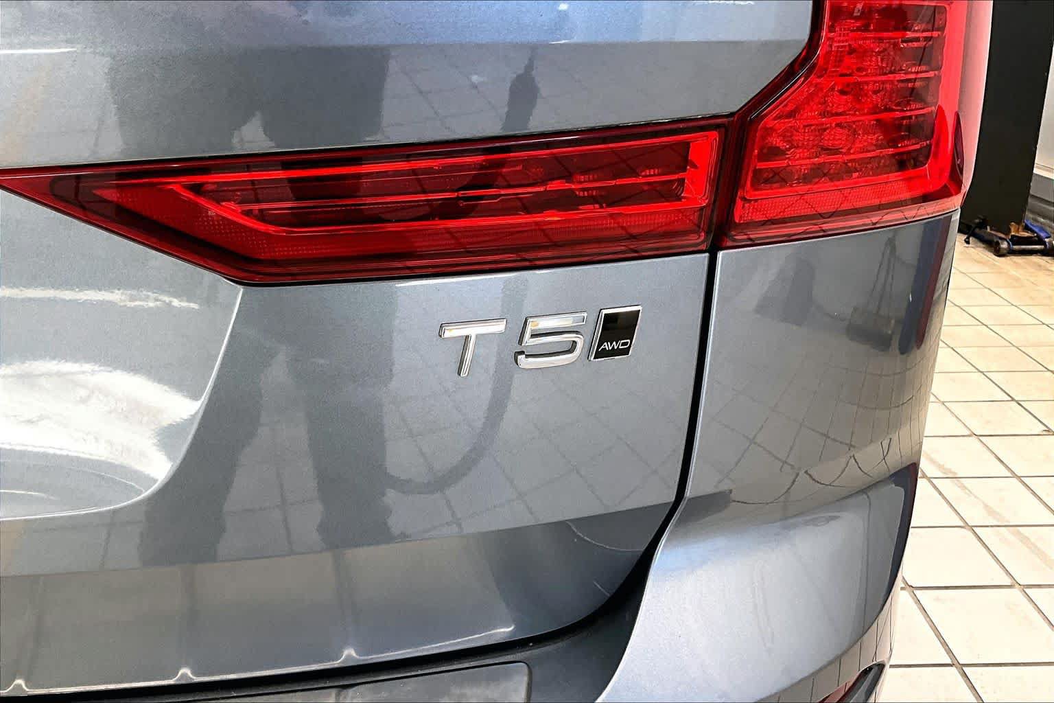 Used 2019 Volvo XC60 T5 Momentum w/ Multimedia Package AWD/4WD image 9