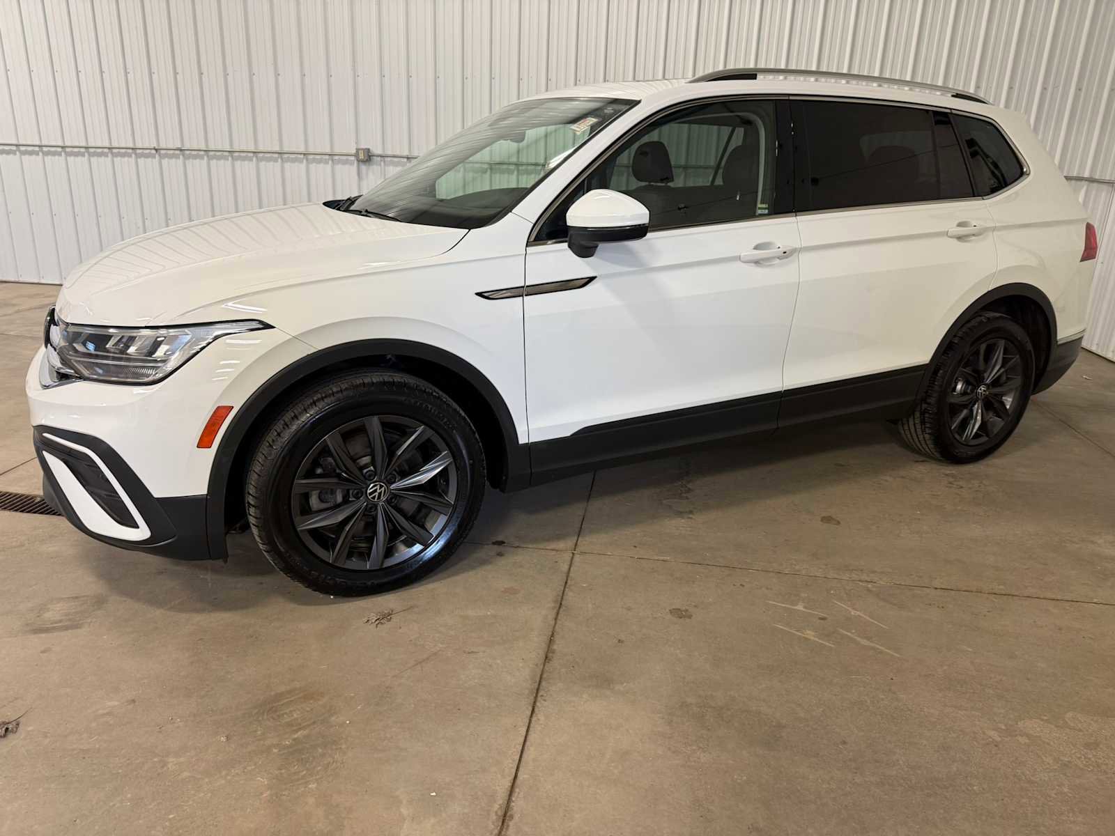 Certified 2022 Volkswagen Tiguan SE FWD image 2