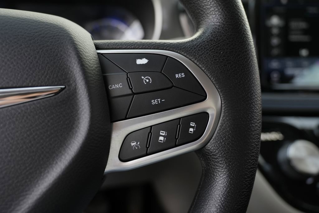 Used 2021 Chrysler Pacifica Touring image 36