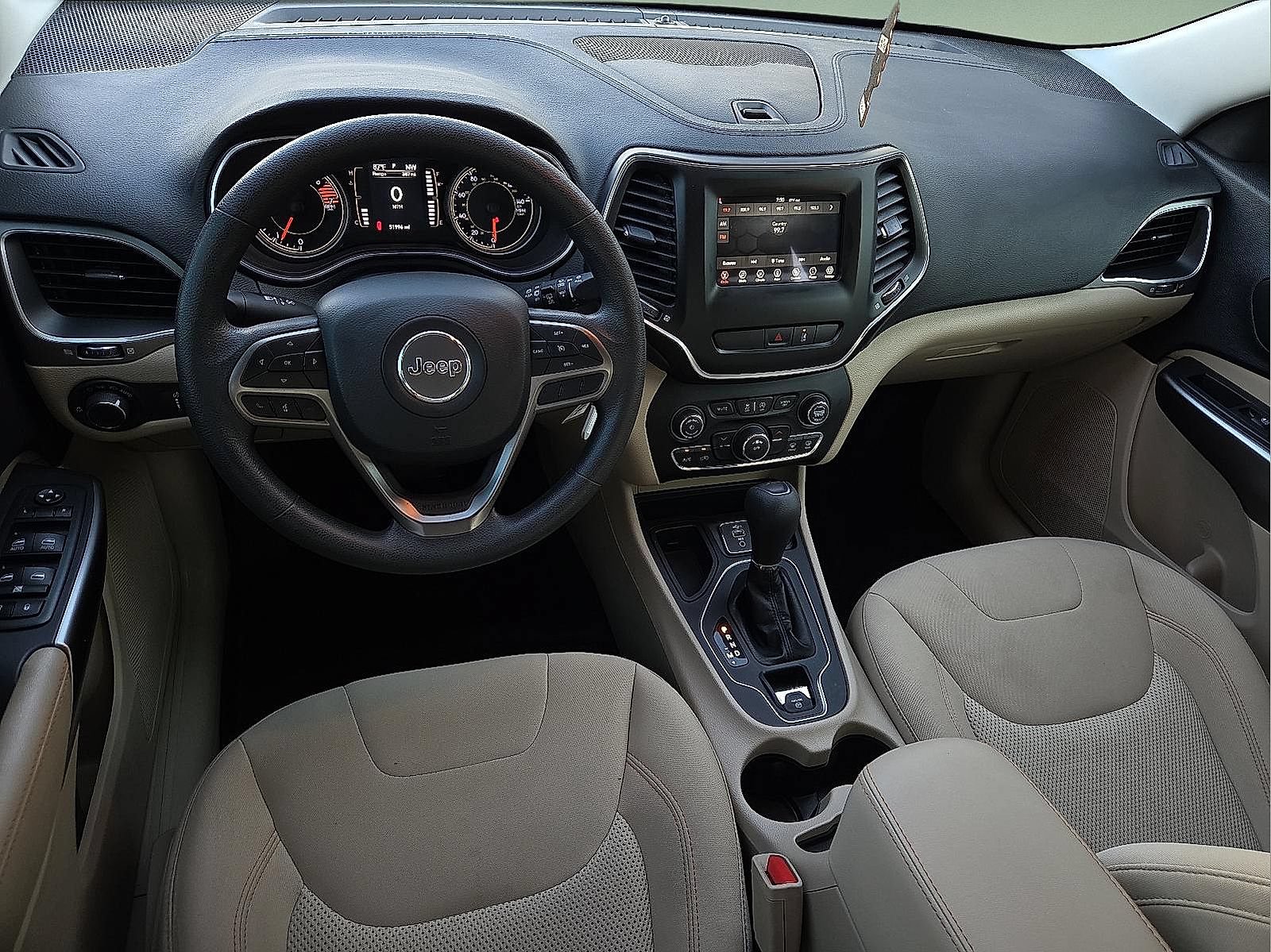 Used 2021 Jeep Cherokee Latitude w/ Mopar Interior Package FWD image 11