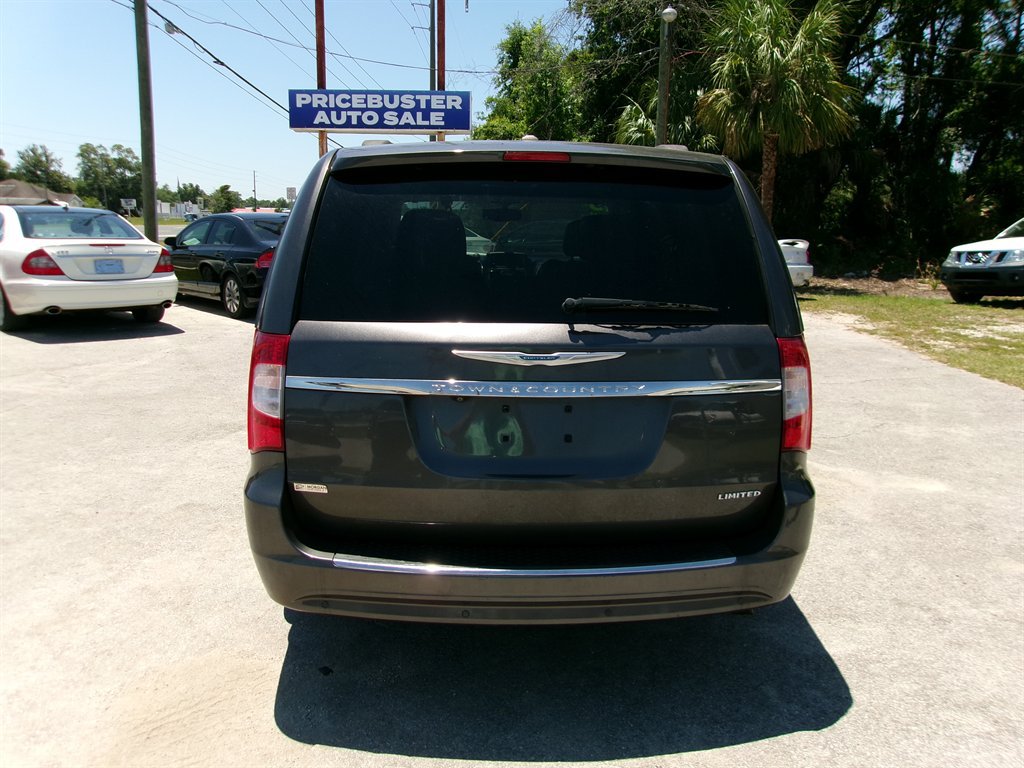 Used 2015 Chrysler Town & Country Limited FWD image 8