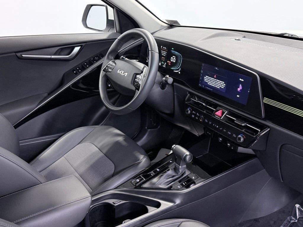 Used 2023 Kia Niro EX image 10