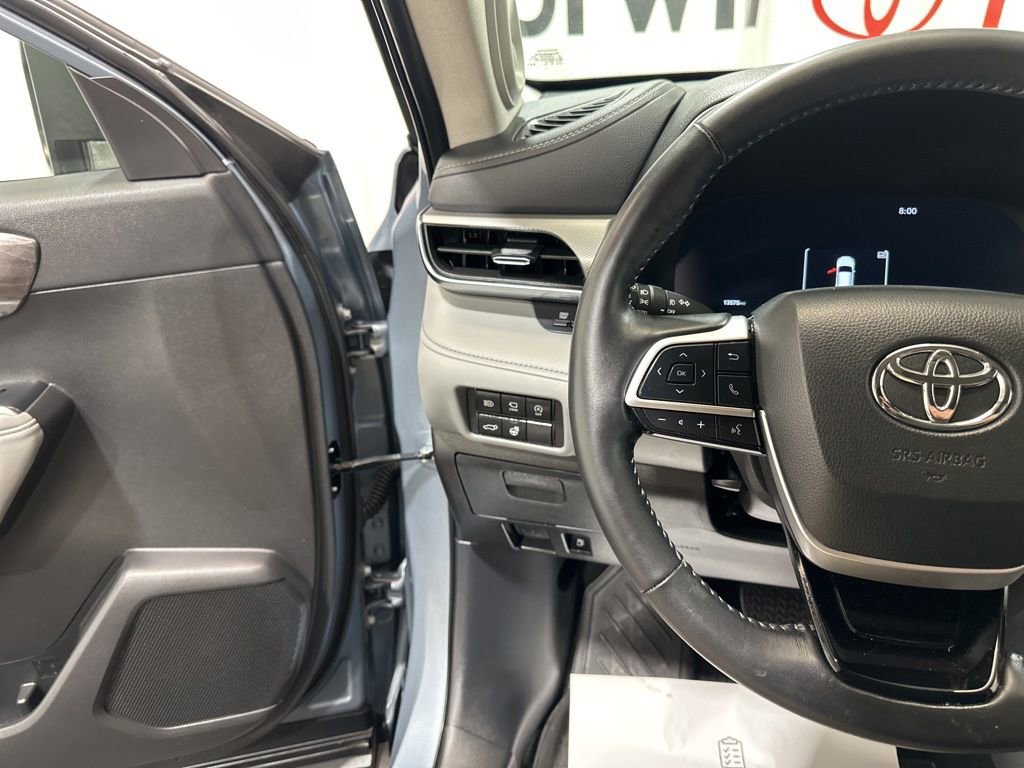 Used 2024 Toyota Highlander Platinum image 27