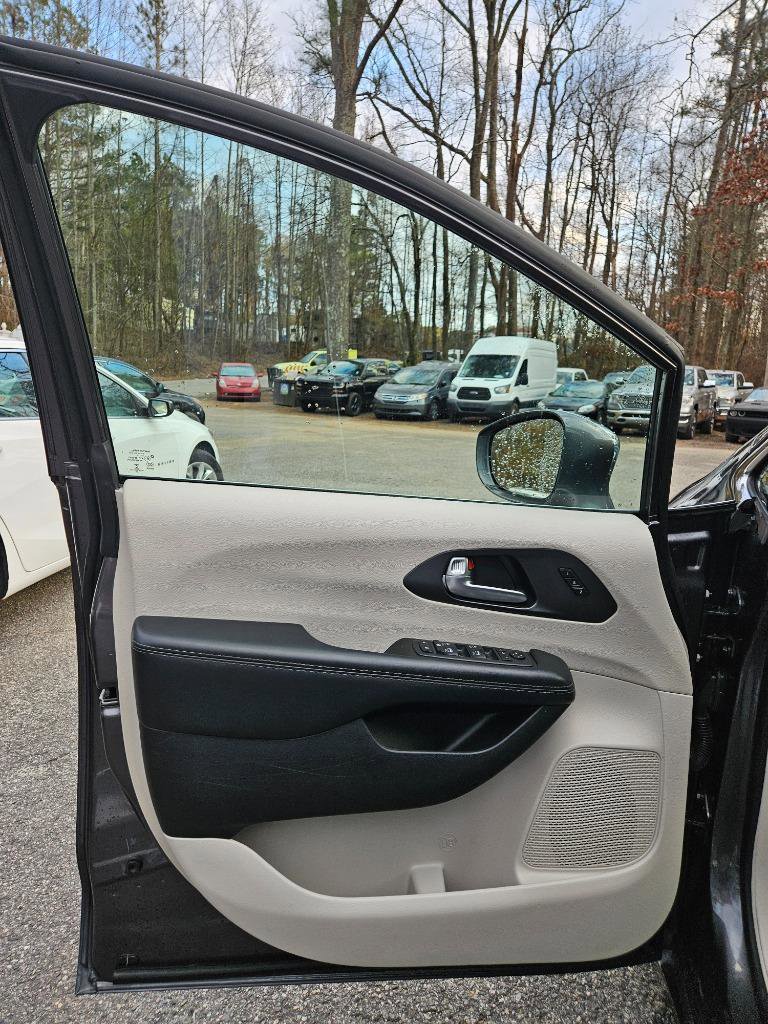 Used 2020 Chrysler Pacifica Limited image 13