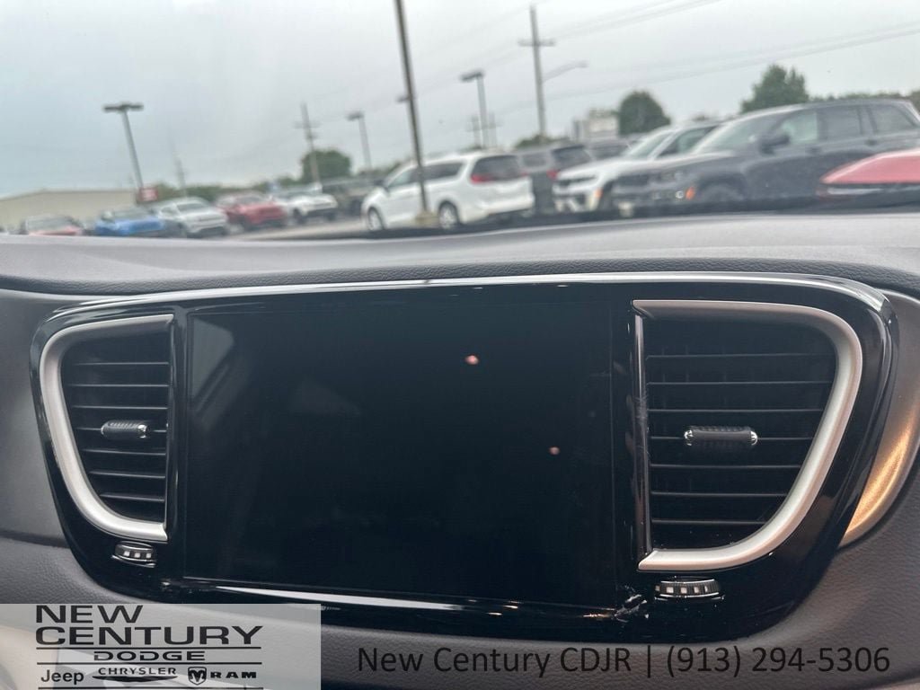 Used 2024 Chrysler Pacifica Touring-L FWD image 14