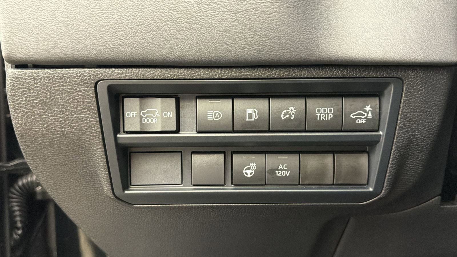 Used 2026 Toyota Sequoia Platinum AWD/4WD image 32