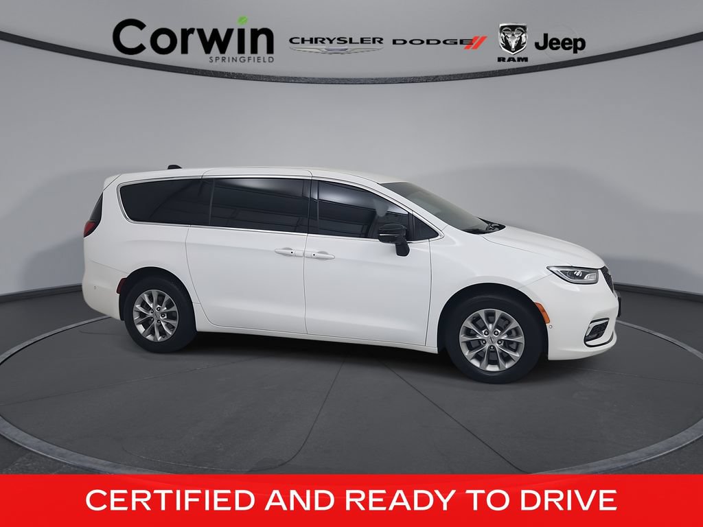 Used 2025 Chrysler Pacifica Select AWD/4WD image 1