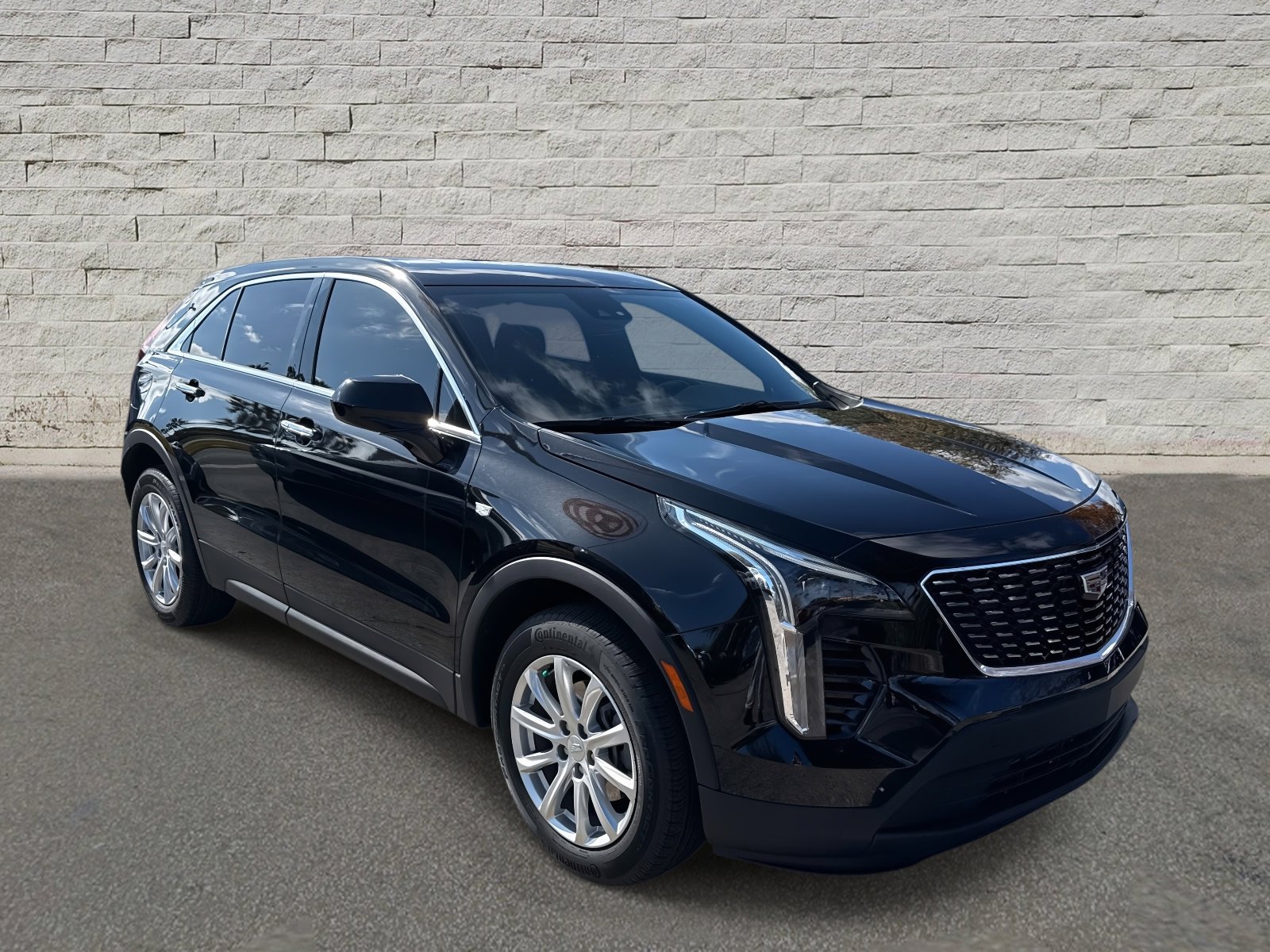 Used 2023 Cadillac XT4 Luxury w/ Cold Weather Package image 3