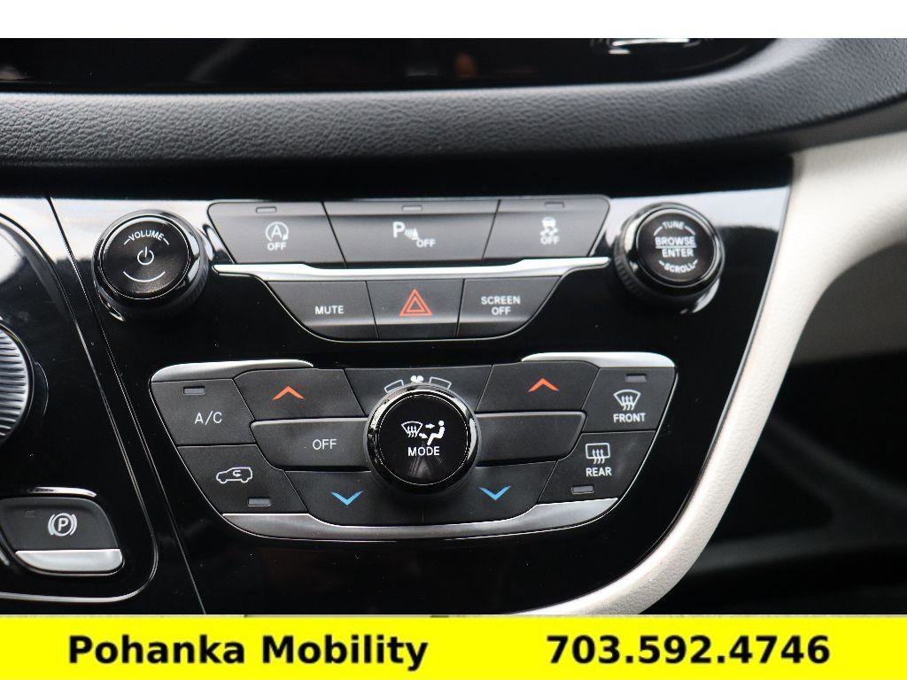 Used 2020 Chrysler Voyager L image 17