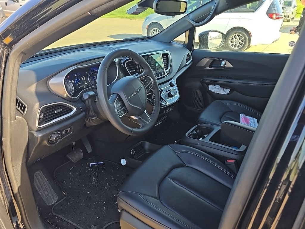 Used 2025 Chrysler Pacifica Select FWD image 9