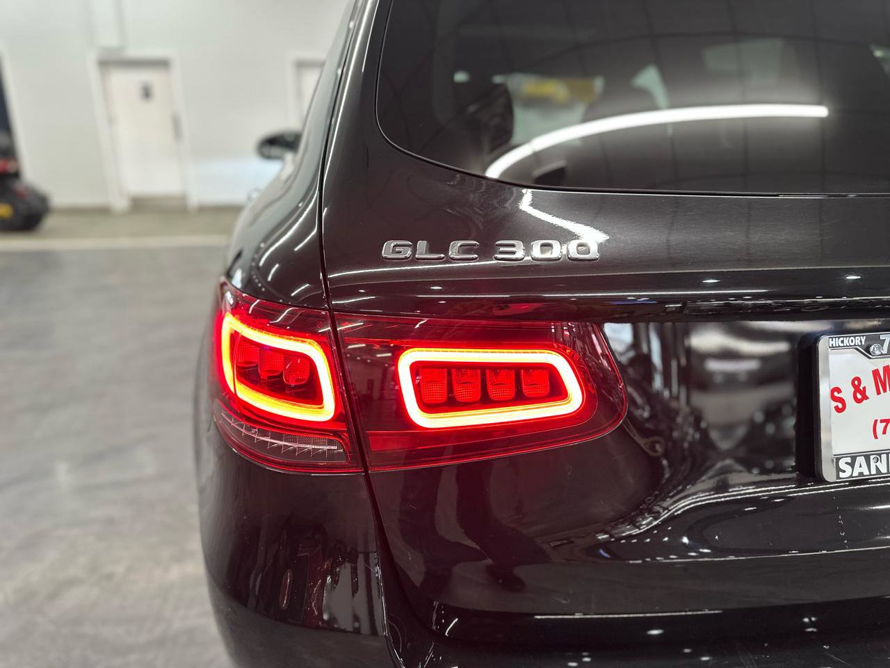 Used 2021 Mercedes-Benz GLC 300 4MATIC w/ Premium Package image 11