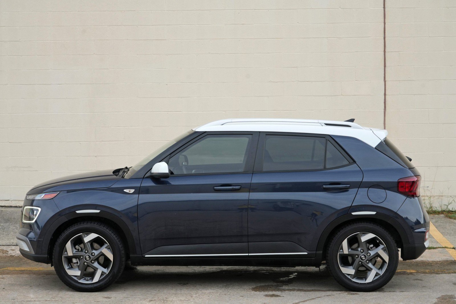 Used 2022 Hyundai Venue Limited FWD image 44