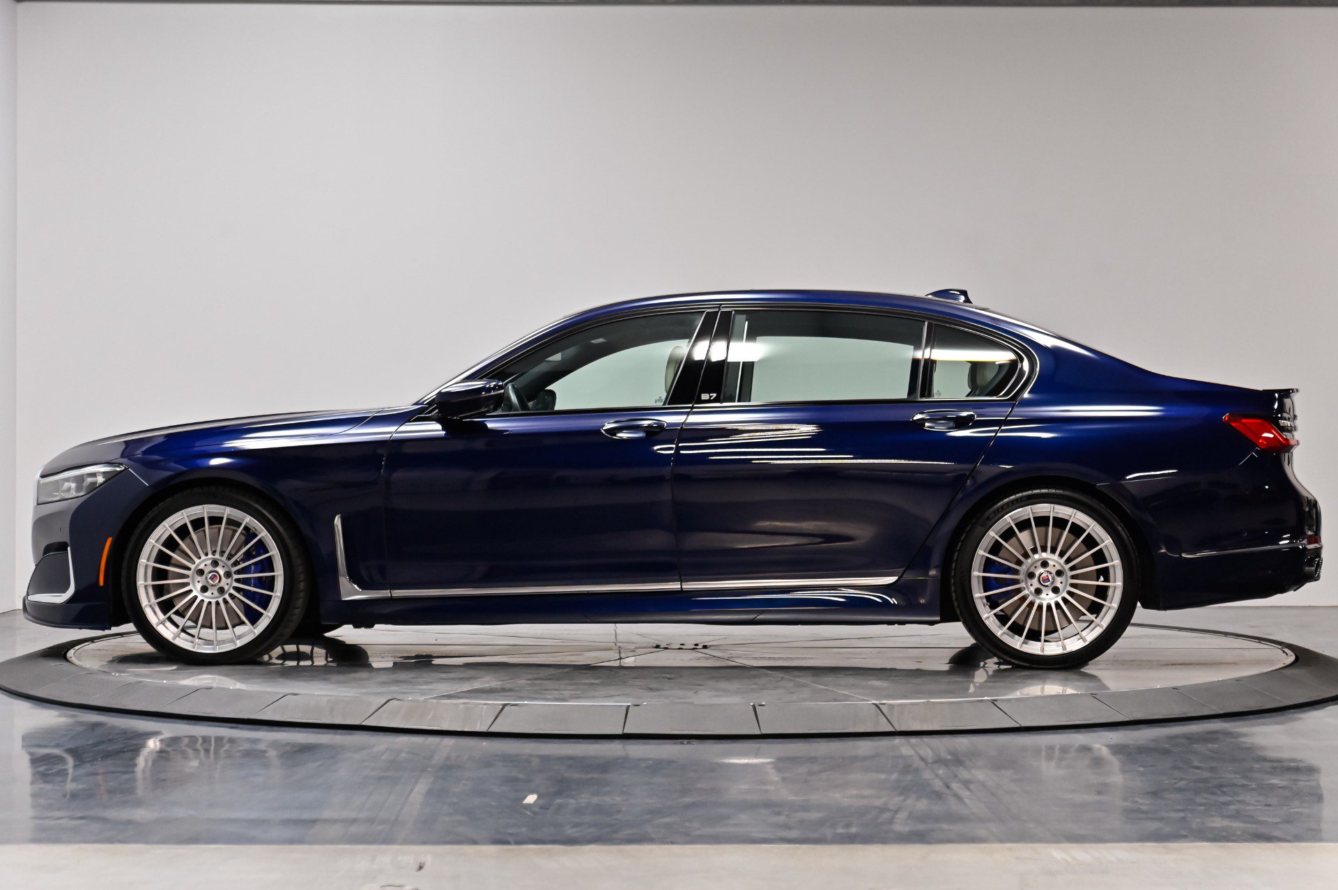 Used 2022 BMW ALPINA B7 xDrive AWD/4WD image 19