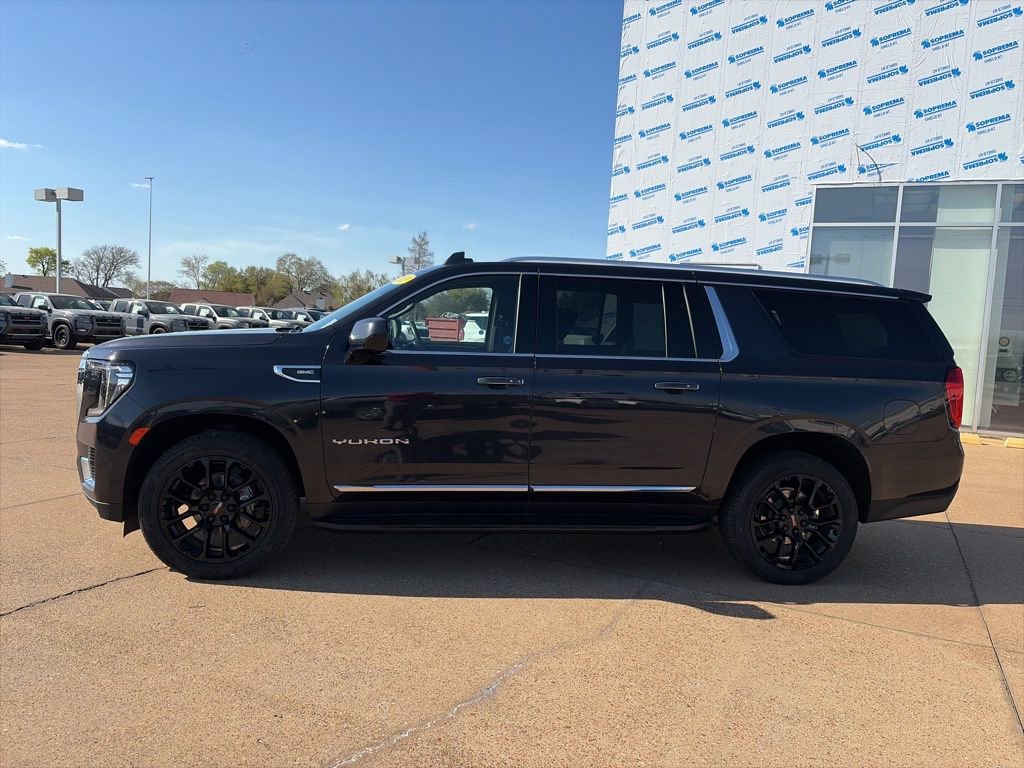 Used 2023 GMC Yukon XL SLT image 2