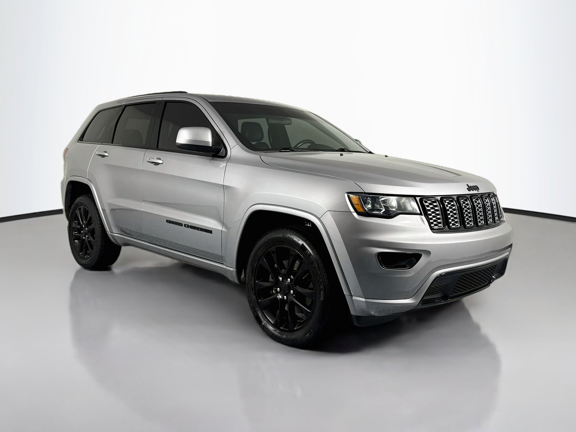 Used 2021 Jeep Grand Cherokee Laredo X AWD/4WD image 3
