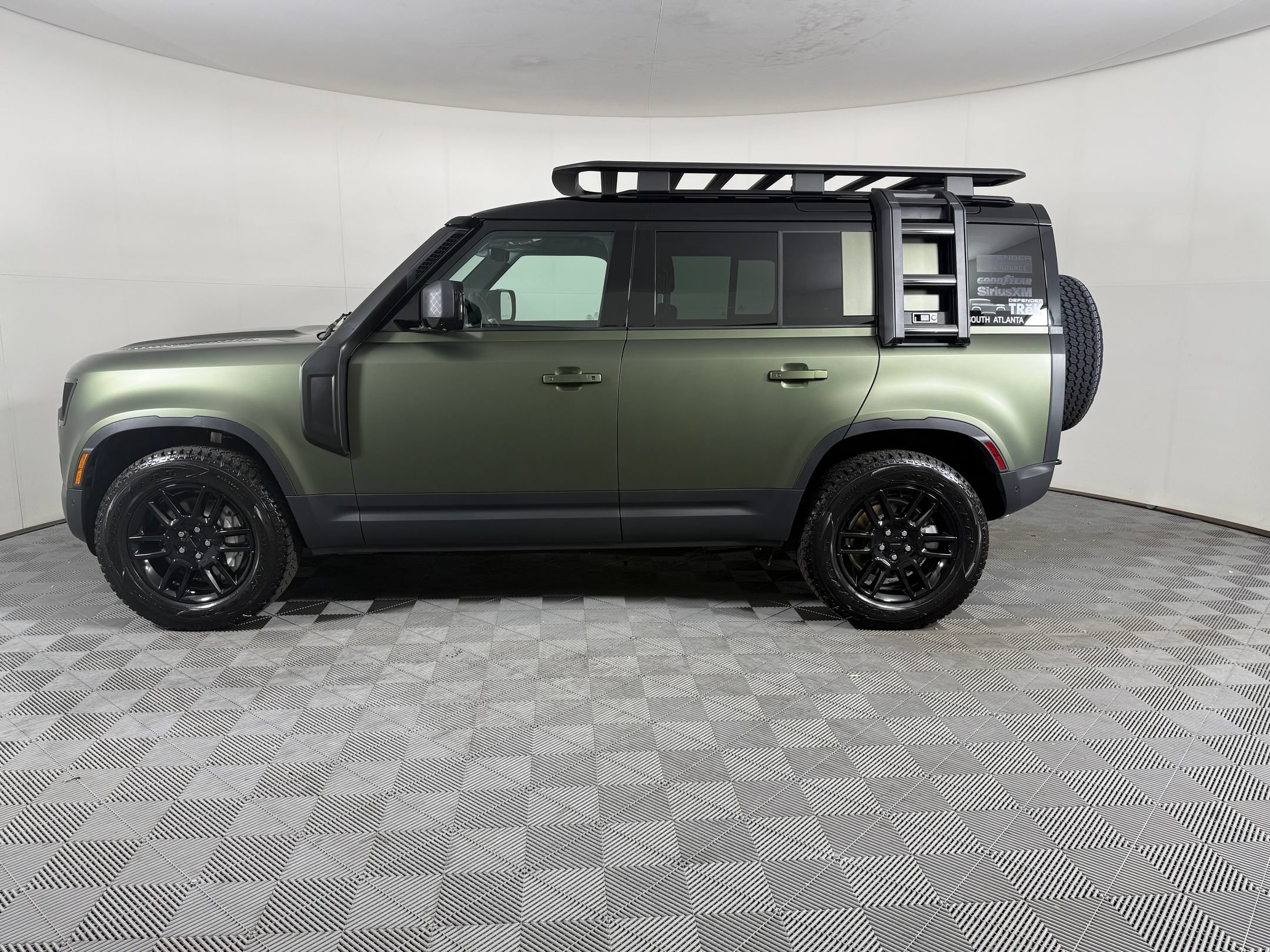 New 2026 Land Rover Defender 110 X-Dynamic SE AWD/4WD image 2