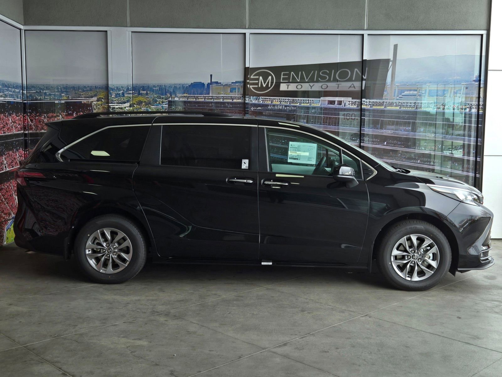 Used 2026 Toyota Sienna XLE image 4