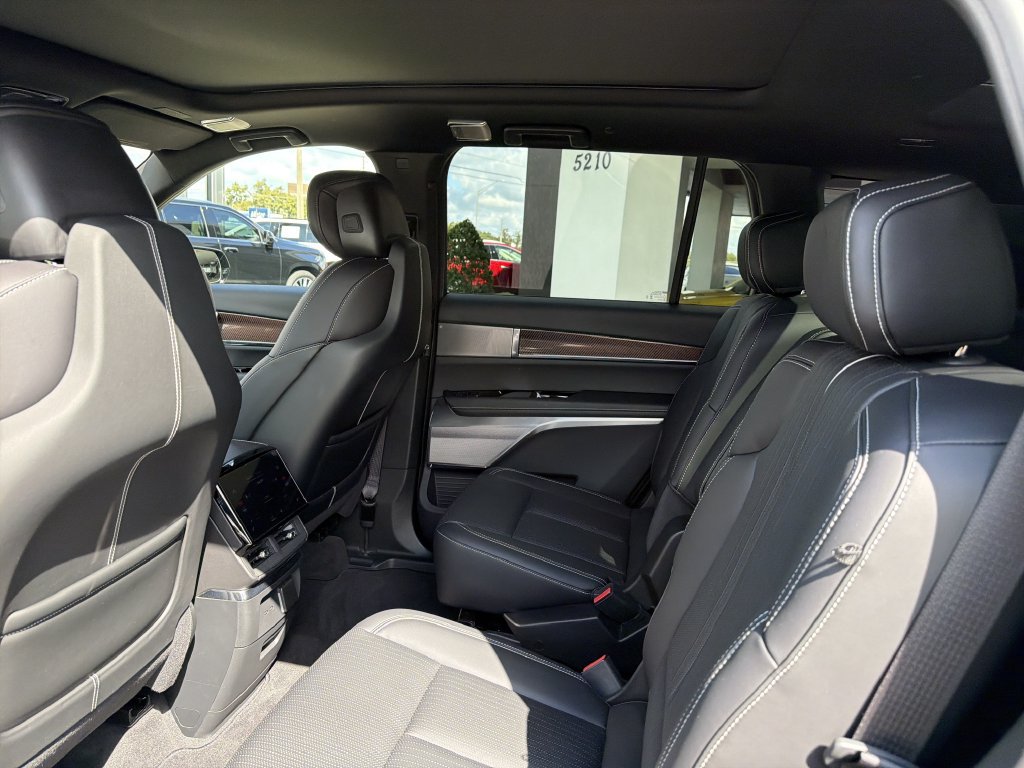 Certified 2026 Cadillac Vistiq Luxury AWD/4WD image 20