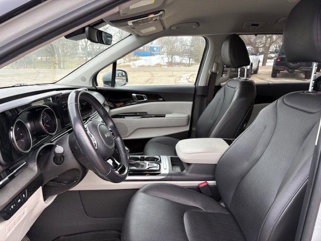 Used 2023 Kia Carnival EX image 8