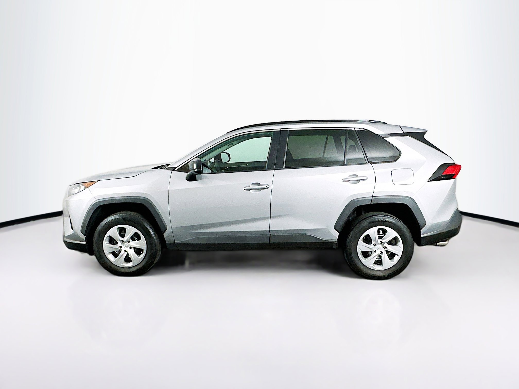 Used 2021 Toyota RAV4 LE FWD image 4