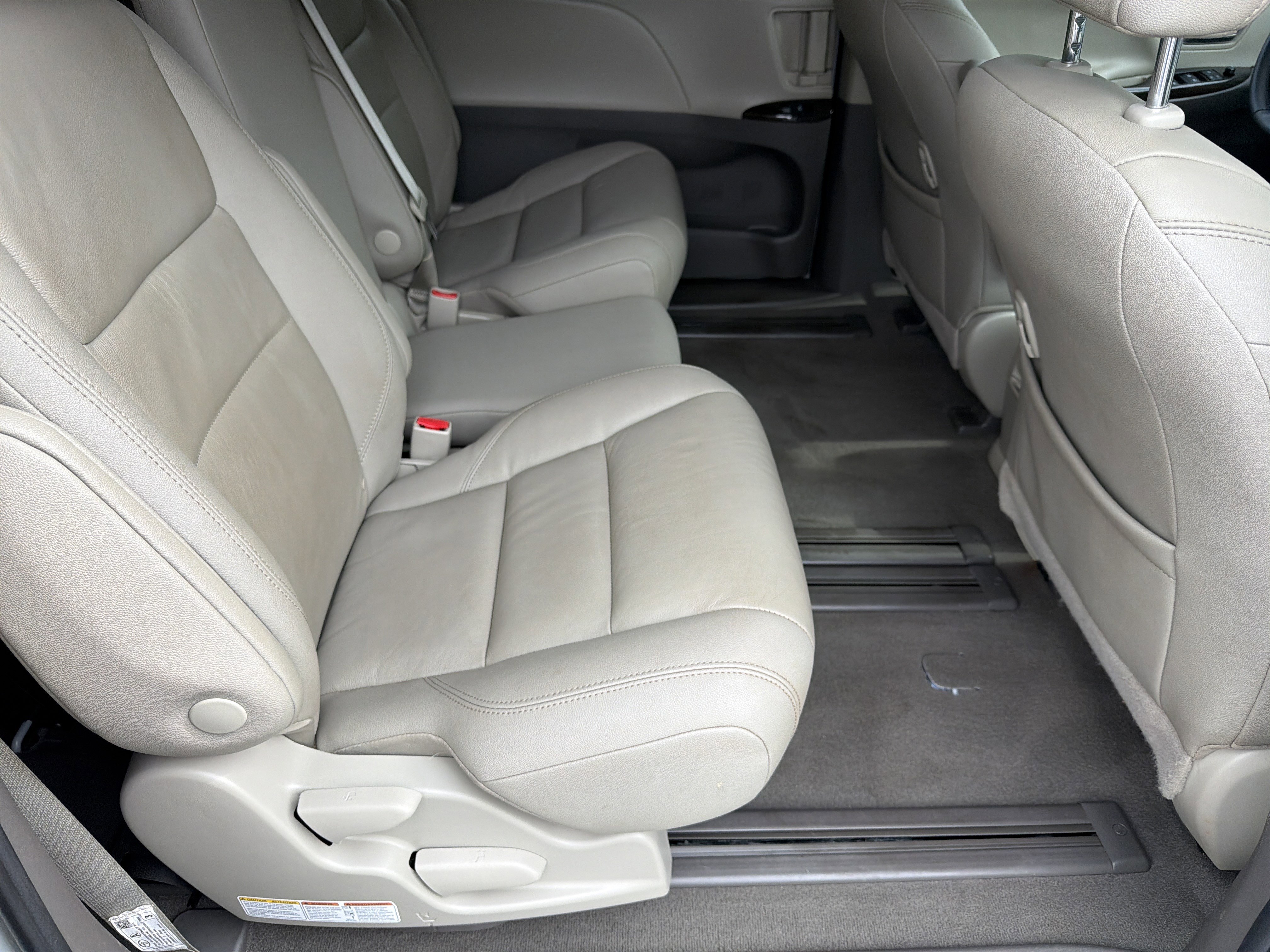 Used 2020 Toyota Sienna XLE Premium FWD image 14