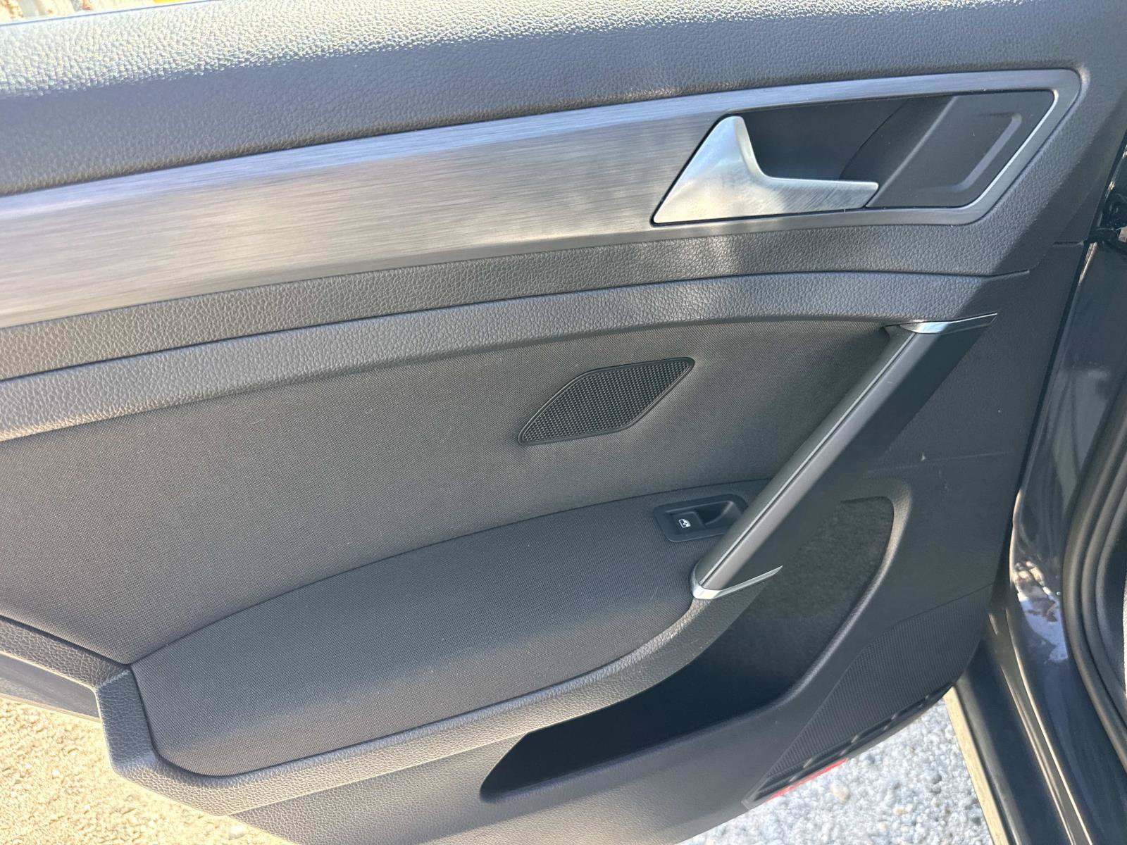 Used 2018 Volkswagen e-Golf SE w/ DC Fast Charging Package FWD image 10