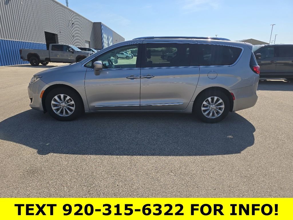 Used 2018 Chrysler Pacifica Touring-L FWD image 3