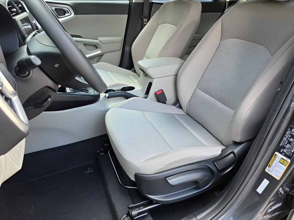 Used 2025 Kia Soul LX FWD image 18