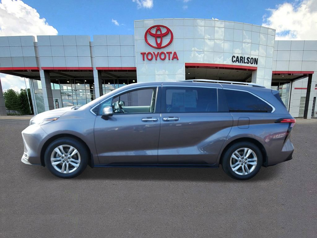 Used 2023 Toyota Sienna Limited image 7
