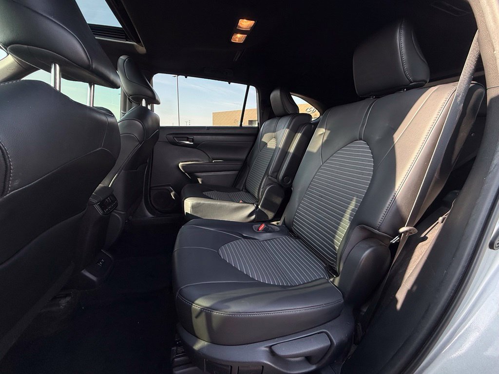 Used 2021 Toyota Highlander XSE FWD image 25