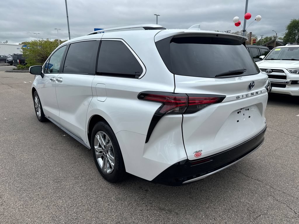 Used 2023 Toyota Sienna Platinum AWD/4WD image 6