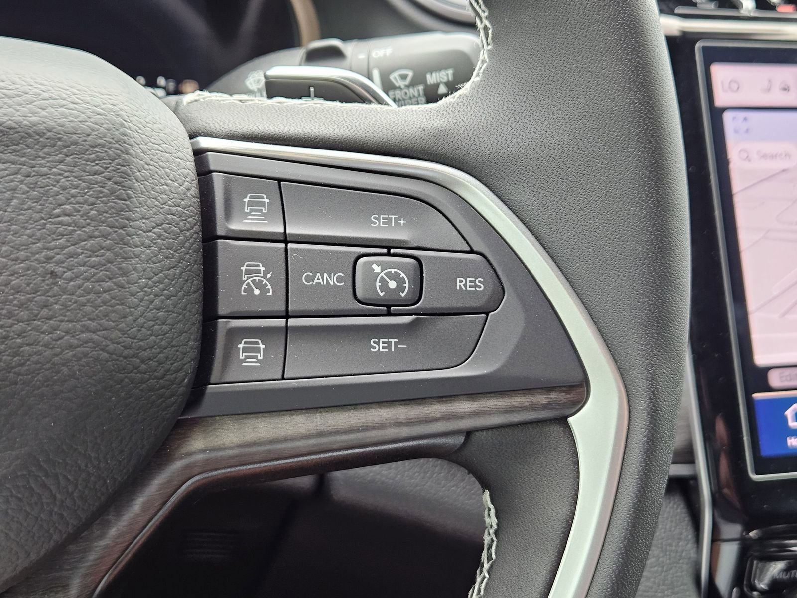 Used 2025 Jeep Grand Cherokee Limited w/ Black Appearance Package image 25