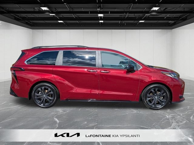Used 2023 Toyota Sienna XSE FWD image 6