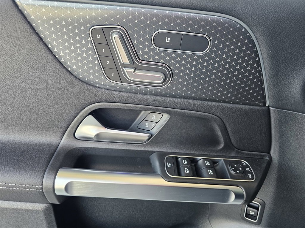 Used 2025 Mercedes-Benz GLB 250 image 16