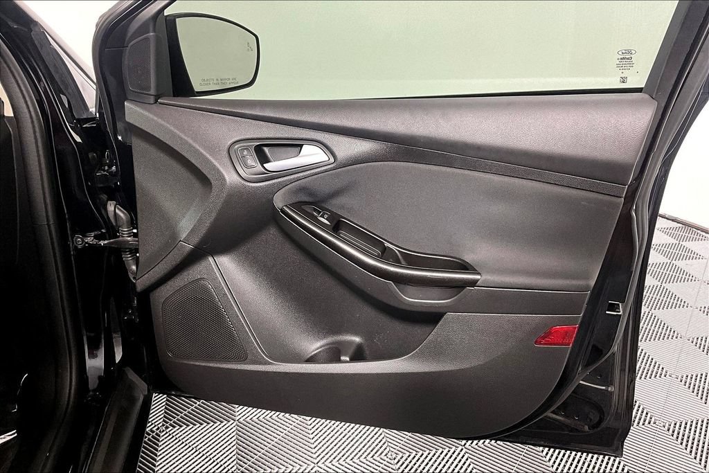 Used 2018 Ford Focus Titanium w/ Titanium Technology Package FWD image 24