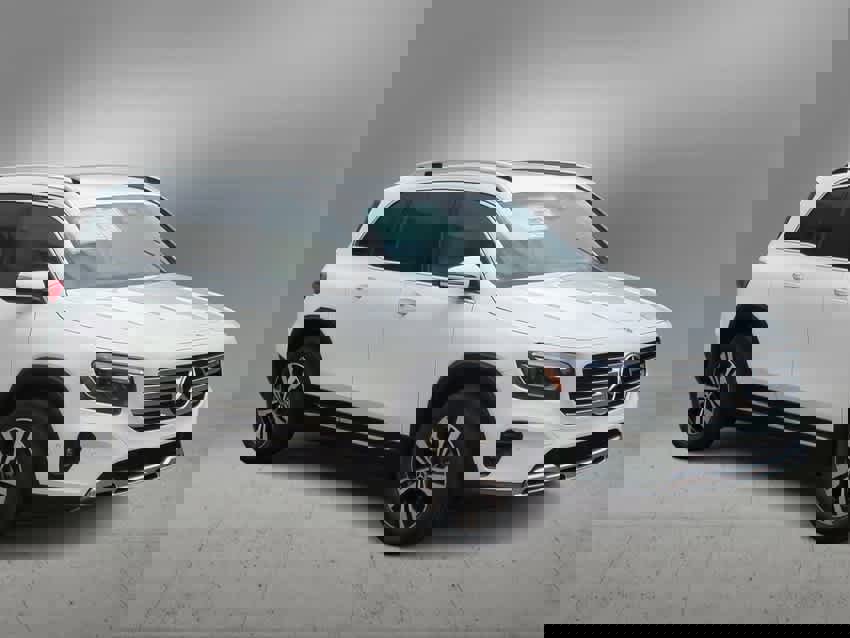 Used 2025 Mercedes-Benz GLB 250 4MATIC image 2