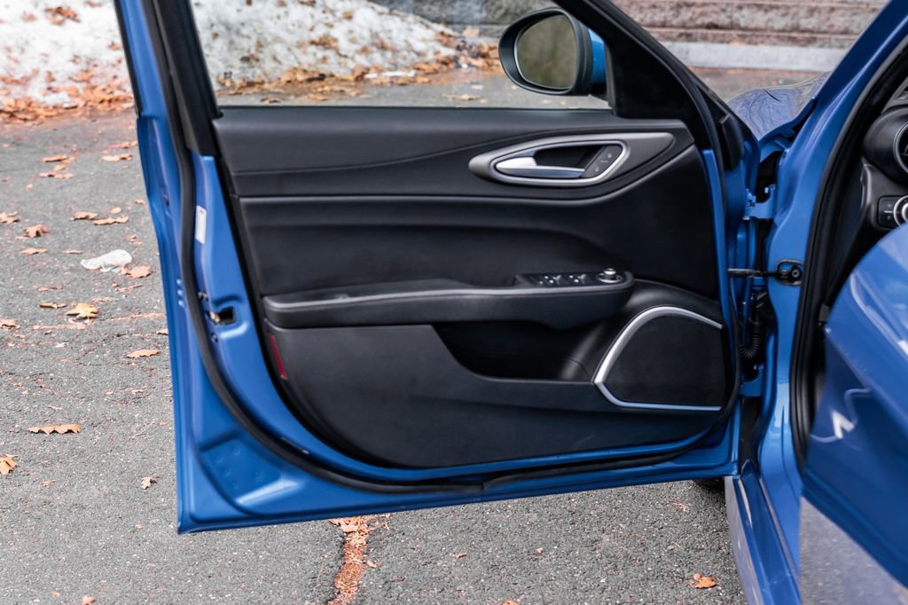 Used 2025 Alfa Romeo Giulia AWD w/ Driving Assist Package image 21