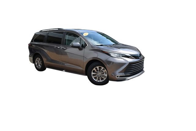 Used 2023 Toyota Sienna XLE FWD image 2