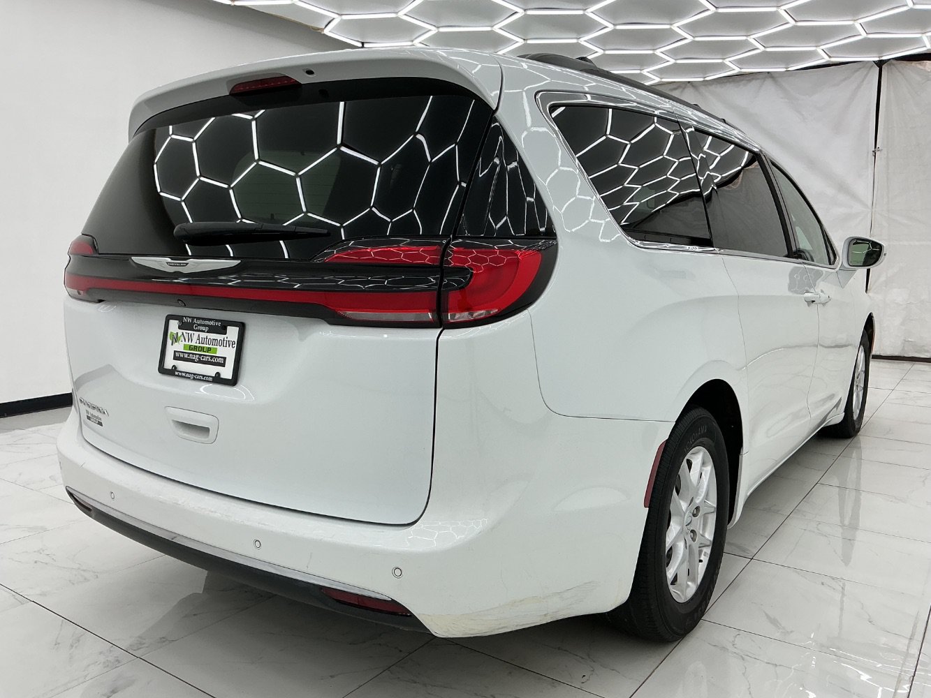 Used 2022 Chrysler Pacifica Touring-L FWD image 9
