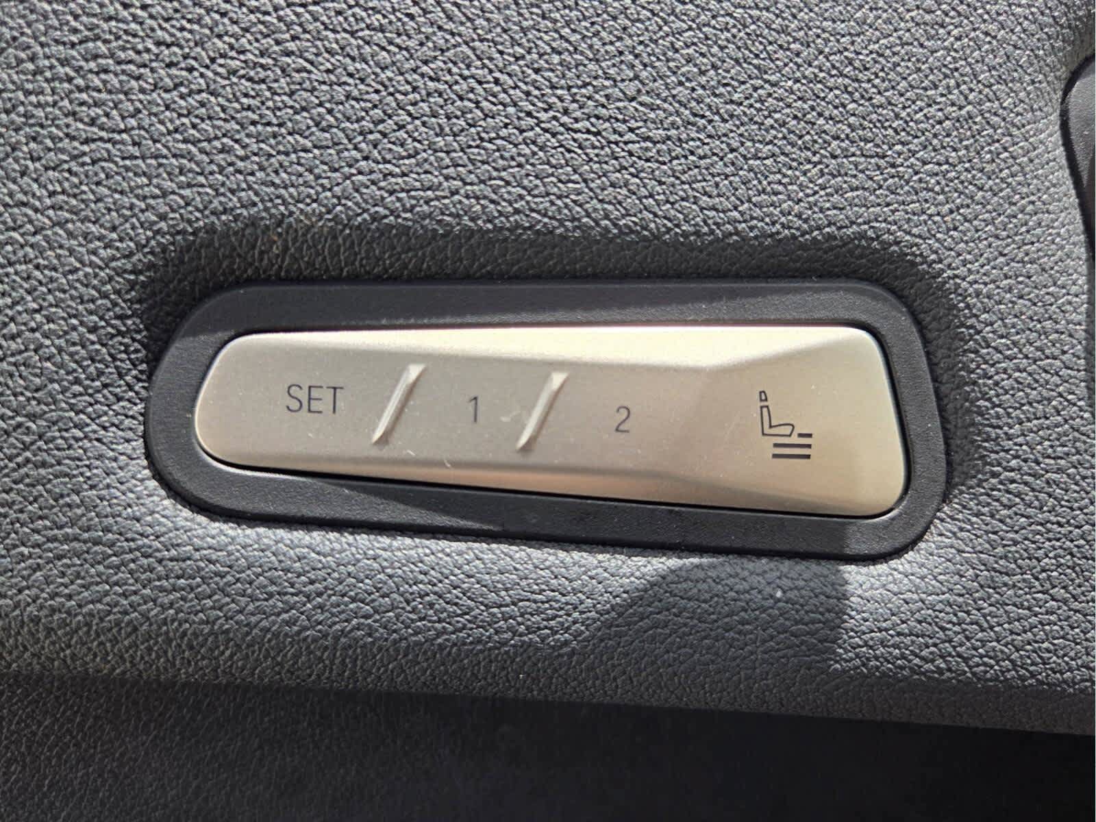 Used 2024 BMW iX xDrive50 w/ Premium Package AWD/4WD image 32