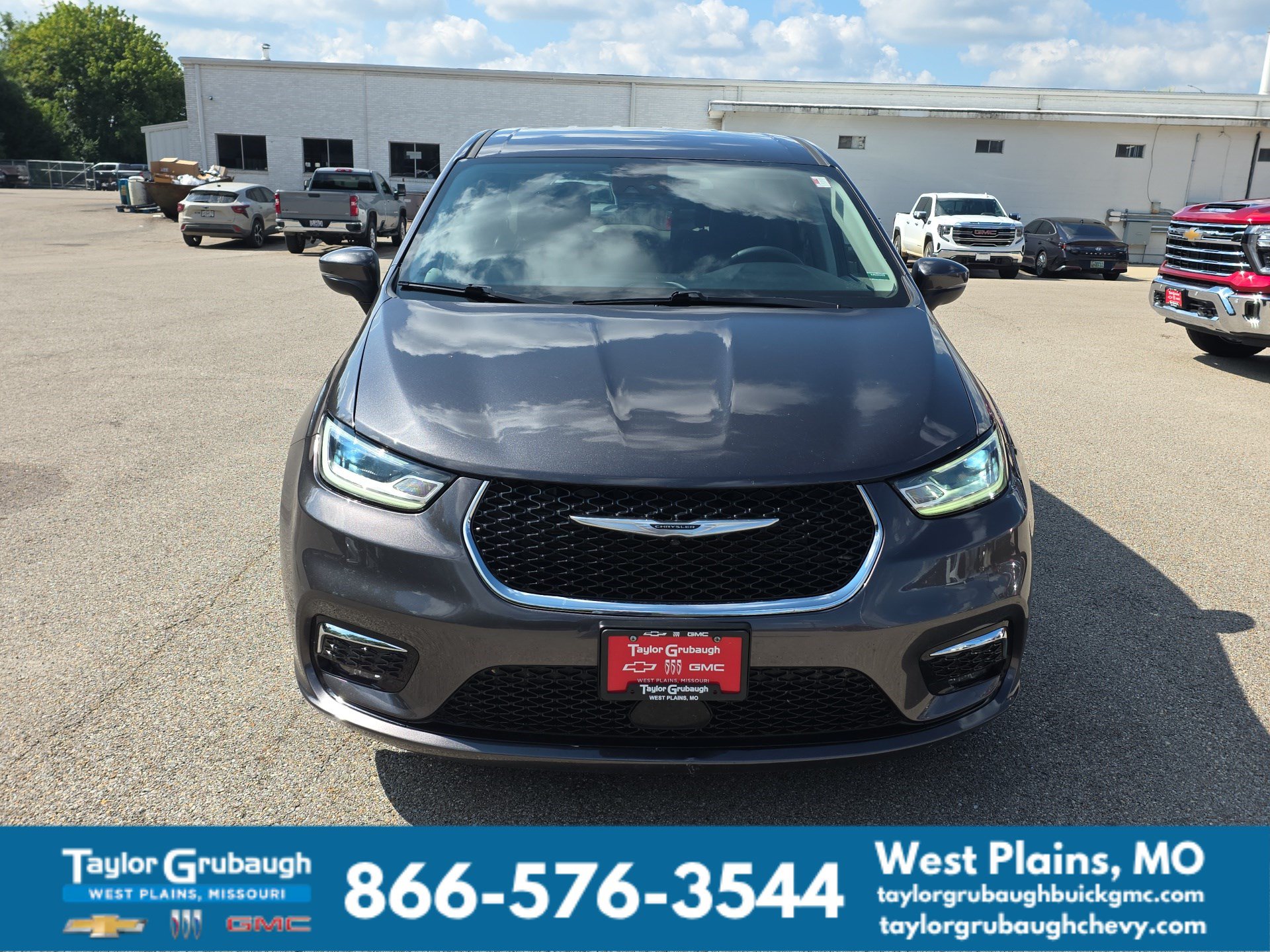 Used 2023 Chrysler Pacifica Touring-L FWD image 3