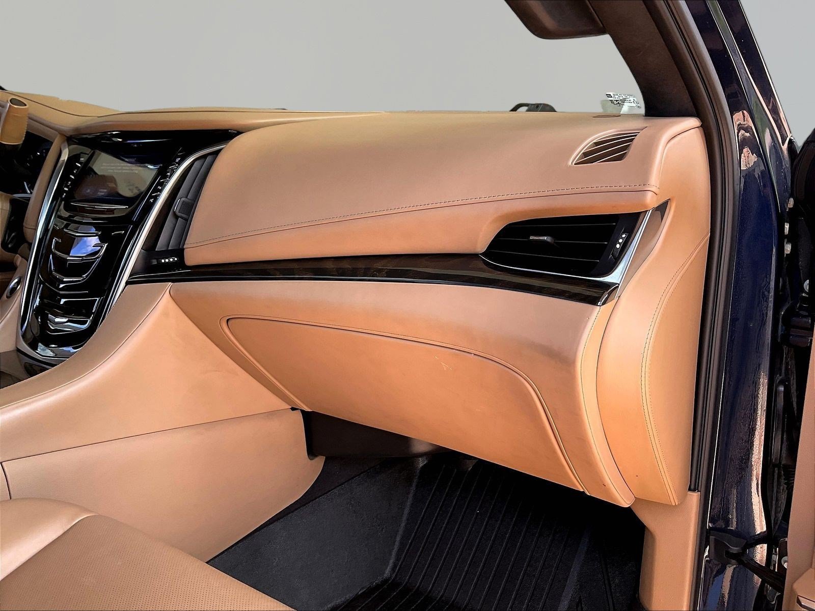 Used 2020 Cadillac Escalade Platinum AWD/4WD image 27
