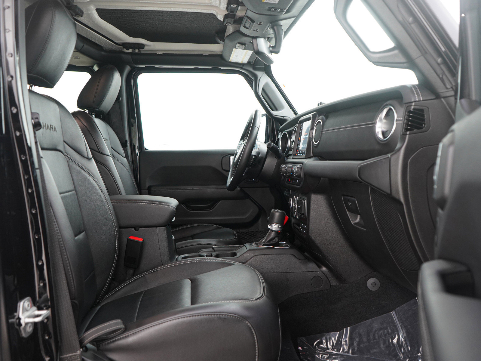 Used 2023 Jeep Wrangler Sahara w/ Cold Weather Group image 11