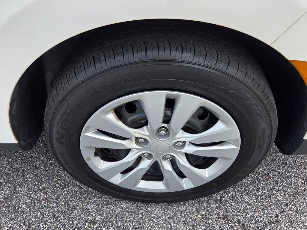 Used 2025 Kia Soul LX image 16