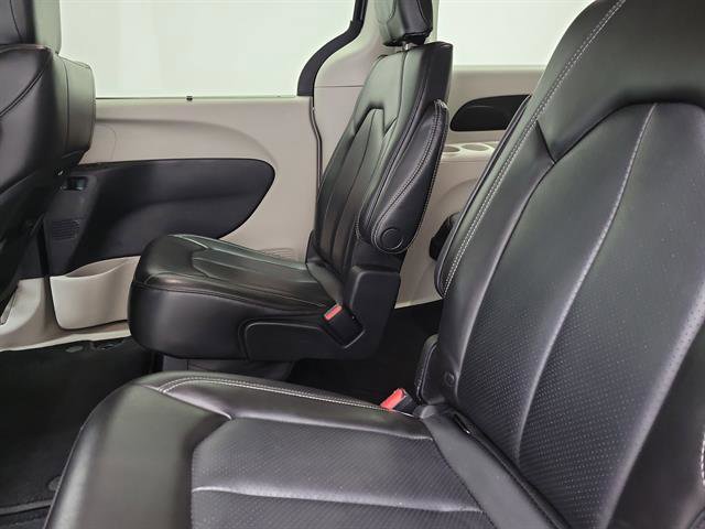 Used 2023 Chrysler Pacifica Touring-L image 10