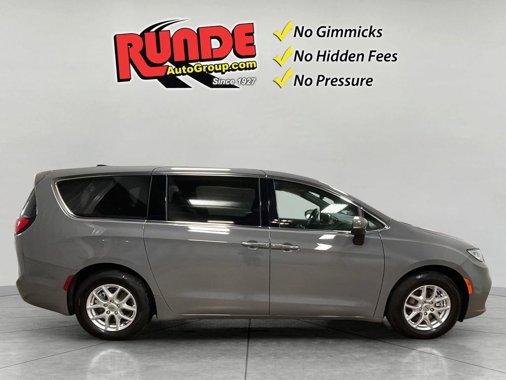 Used 2023 Chrysler Pacifica Touring image 6