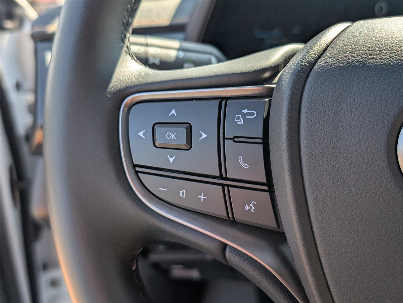 Certified 2025 Lexus UX 300h AWD w/ Accessory Package (Z1) image 22