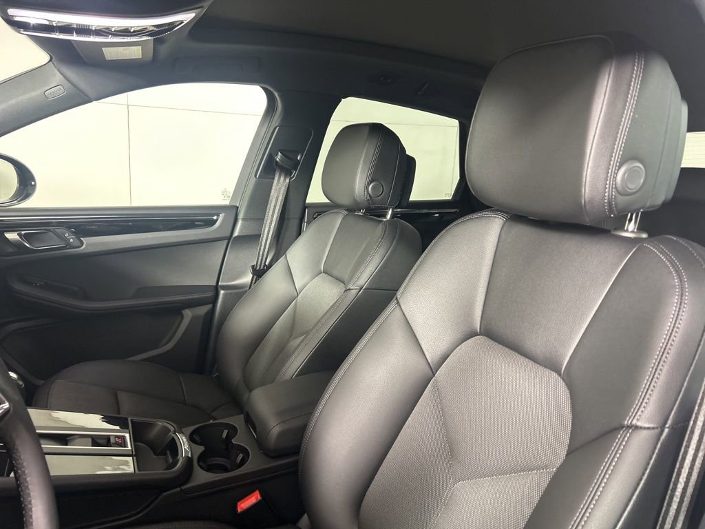 Certified 2025 Porsche Macan image 5