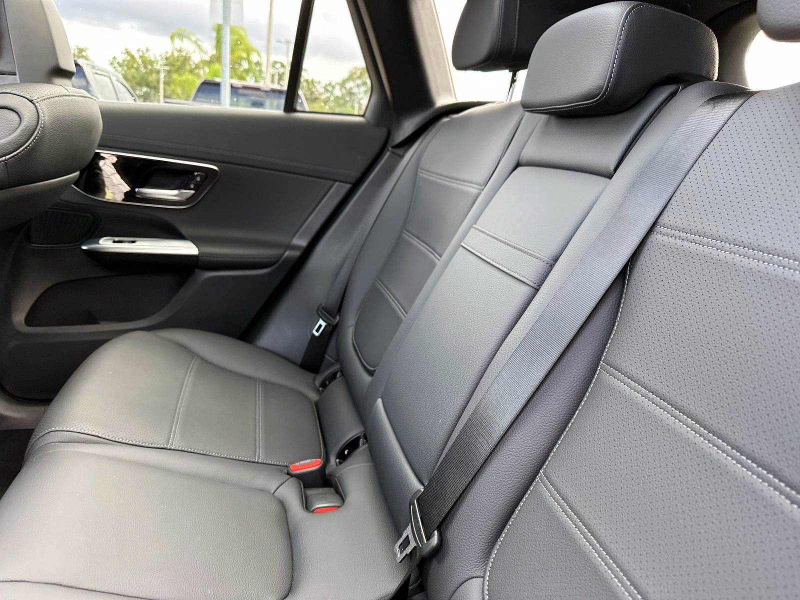 Used 2025 Mercedes-Benz GLC 300 image 13