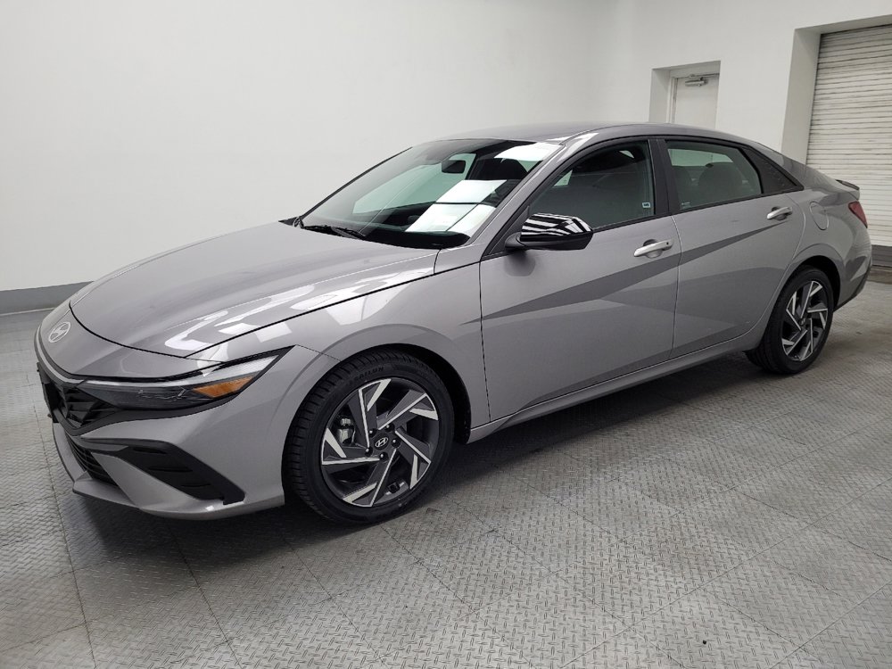 Used 2025 Hyundai Elantra Sport image 2